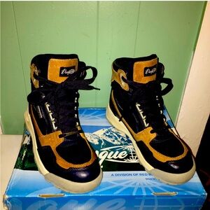Authentic Vasque Gore-Tex boot, size 8 lightly worn.